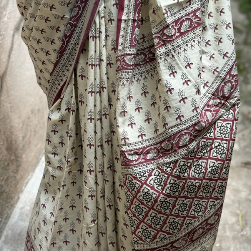 Ivory Mul Cotton Maroon Printed Saree - Image 2
