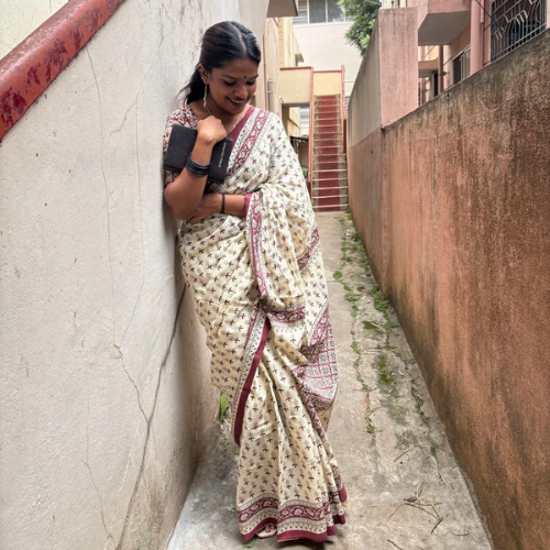 Ivory Mul Cotton Maroon Printed Saree - Image 3